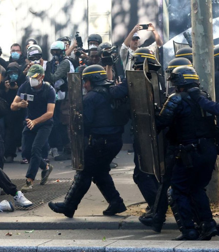 Adolescentes franceses fazem mais um dia de protestos sobre escolas