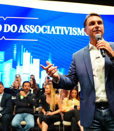 Flávio faz visita ao pai em prisão domiciliar e recebe apoios em SP