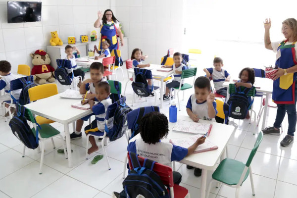 Escolha de livros didáticos para educação infantil começa nesta terça
