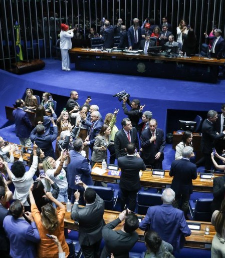 Senado aprova fim da escala 6x1 e redução da jornada de trabalho