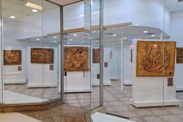 Esculturas em madeira reciclada do artista Machado de Carlos integram exposi&ccedil;&atilde;o gratuita no Novo Shopping