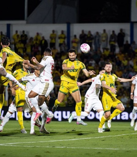 Com um a mais, Mirassol vence e complica Internacional no Brasileirão