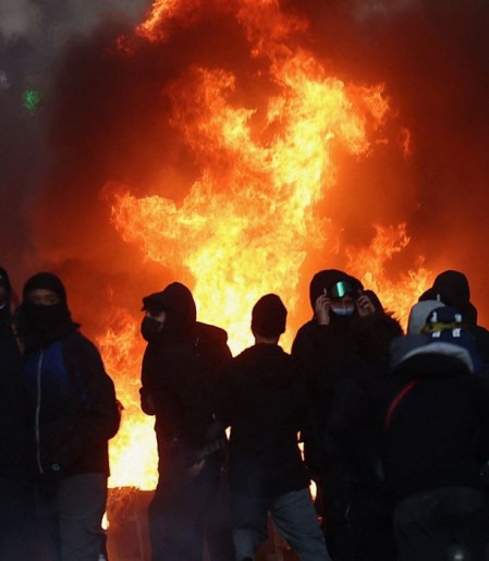 Tensões voltam a crescer; França contabiliza custos de protestos