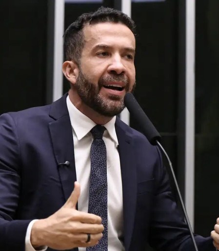Deputado André Janones é internado com arritmia em São Paulo