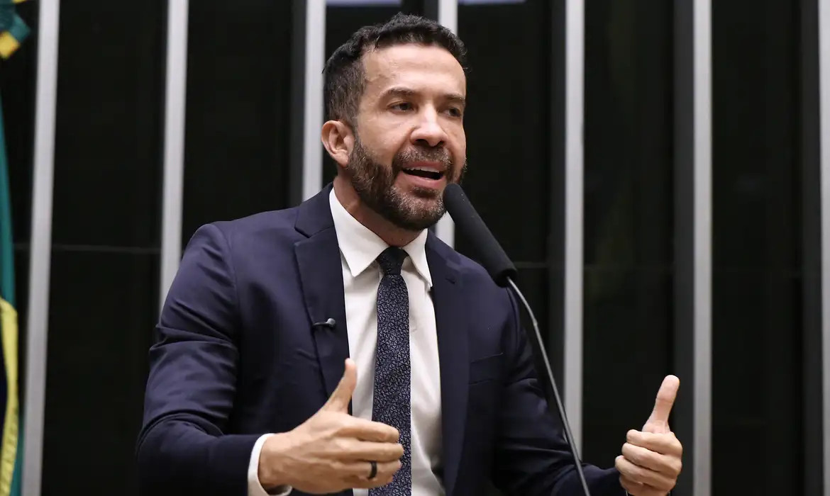 Deputado André Janones é internado com arritmia em São Paulo