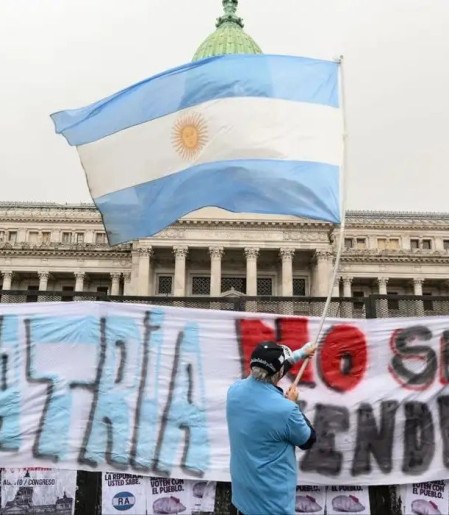 Milei lança plano para demitir 21 mil servidores na Argentina 