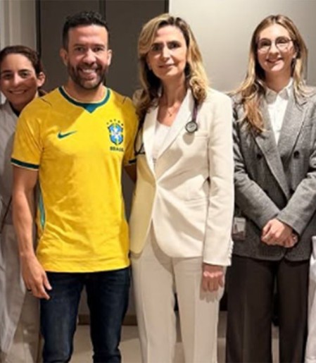 André Janones recebe alta e deixa hospital em São Paulo