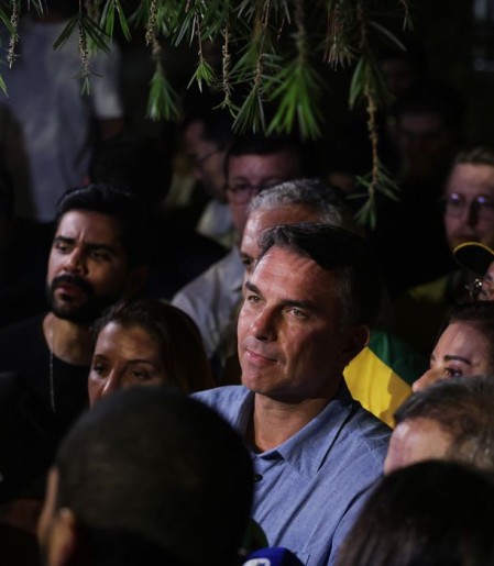 Flávio Bolsonaro impõe condições para liberar sigilos