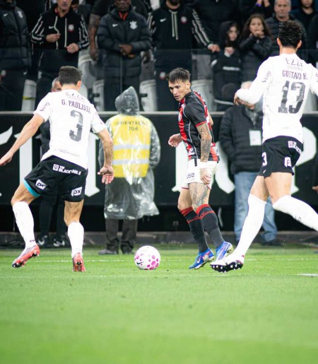 Lance da partida entre Corinthians e Vitória: desespero paulista