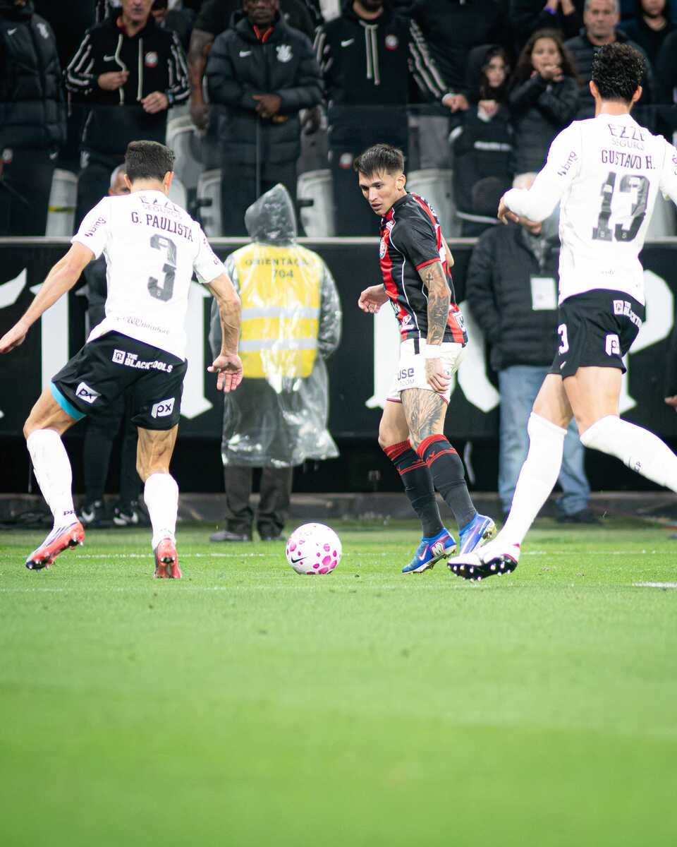 Lance da partida entre Corinthians e Vitória: desespero paulista