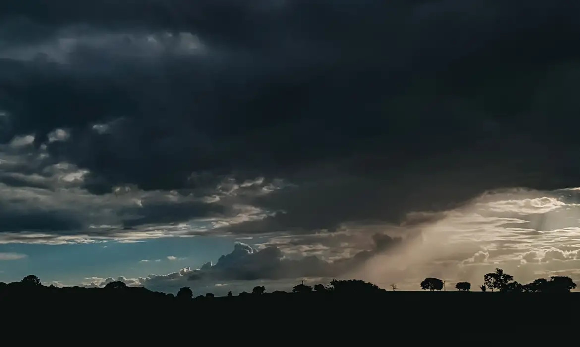 Inmet alerta para tempestades em toda a faixa leste do país