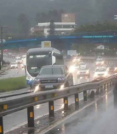 Frente fria leva tempestades e granizo ao centro-sul do país