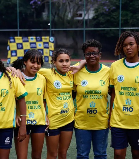 Ex-jogadoras da seleção de futebol incentivam alunas em escolas do Rio