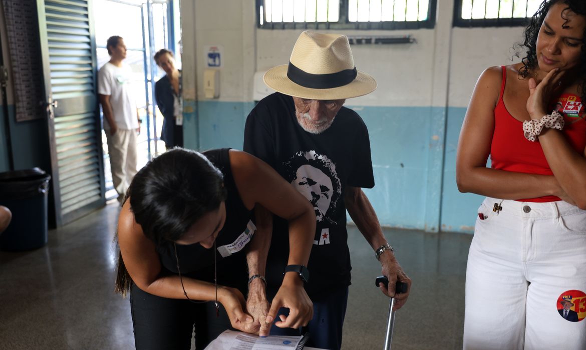 Eleitores de todas as idades vão às urnas pelo futuro do país
