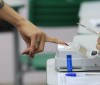 Eleitores vão cedo aos locais de votação no Rio, mesmo com chuva
