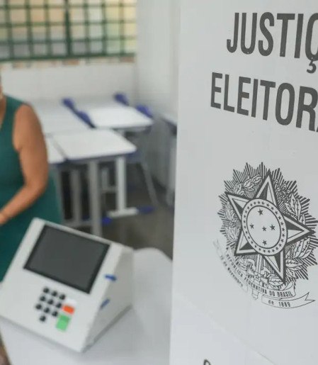 TSE informa que 900 urnas foram substituídas até o meio-dia 