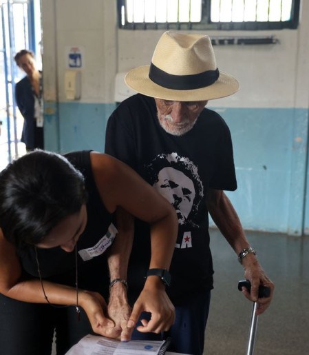 Eleitores de todas as idades vão às urnas pelo futuro do país