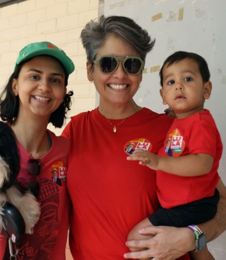 Pais levam filhos a seções eleitorais para ensinar democracia