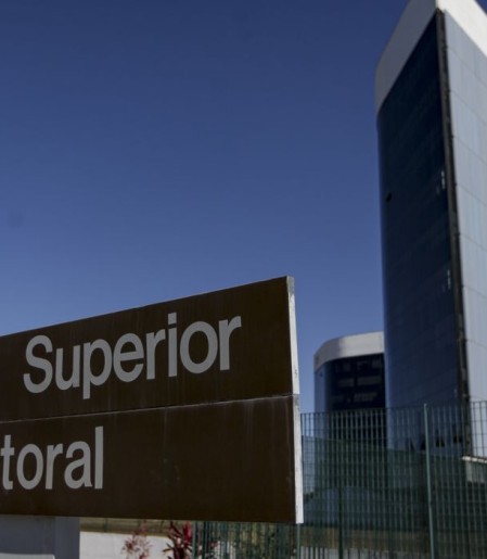 TSE retoma contagem de votos em todo o país