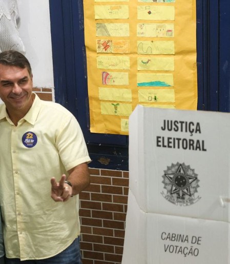 Ao votar no Rio de Janeiro, Flávio diz que representa a mudança