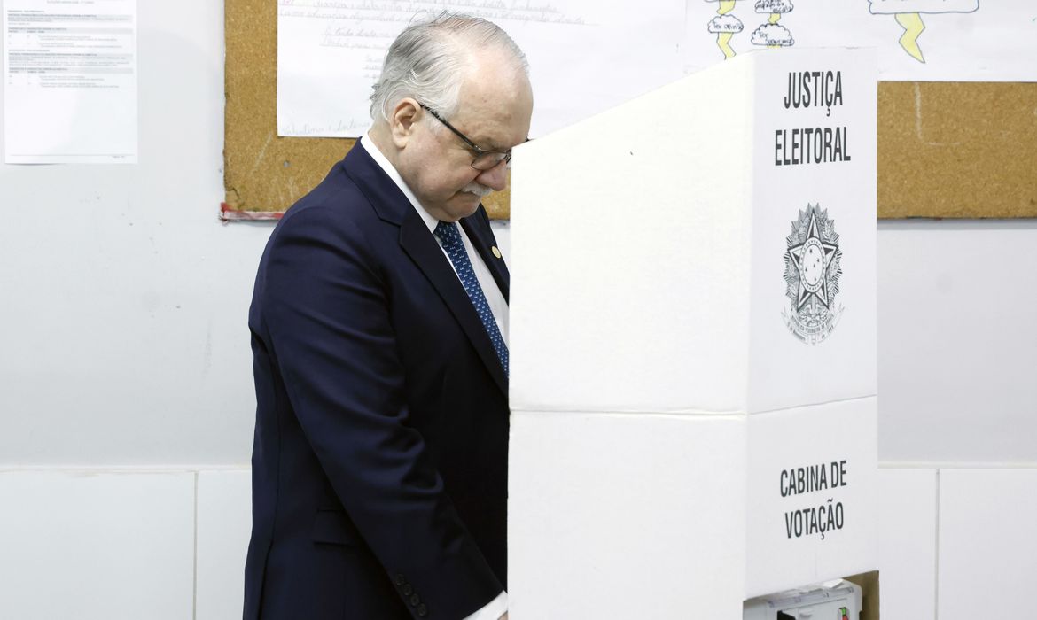 Vontade das urnas precisa ser respeitada, afirma Fachin após votar 