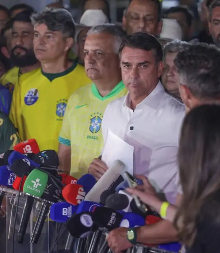 Moraes manda Flávio entregar passaporte e o proíbe de deixar o país 