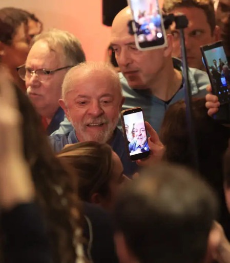 Lula agradece votos e diz que teve de vencer intromissão vinda de fora