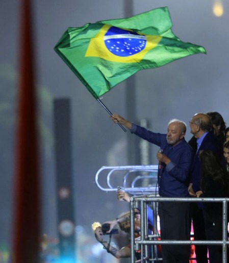 Em festa da vitória, Lula pede que público cante Hino da Independência