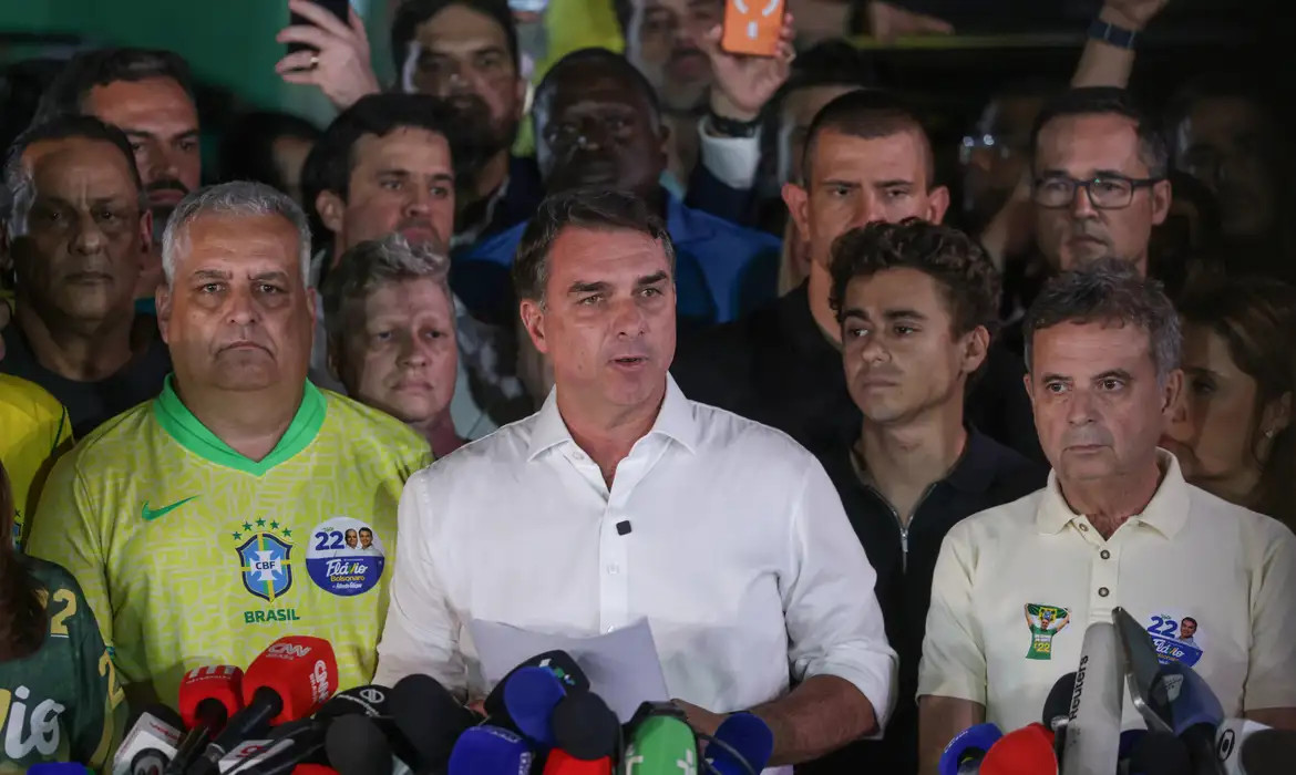 Investigações contra Flávio continuam no STF mesmo após fuga