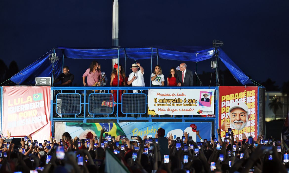 Ato vergonhoso, diz Lula sobre fuga de Flávio Bolsonaro