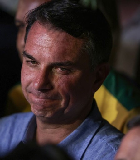 Imprensa internacional repercute fuga de Flávio Bolsonaro do Brasil