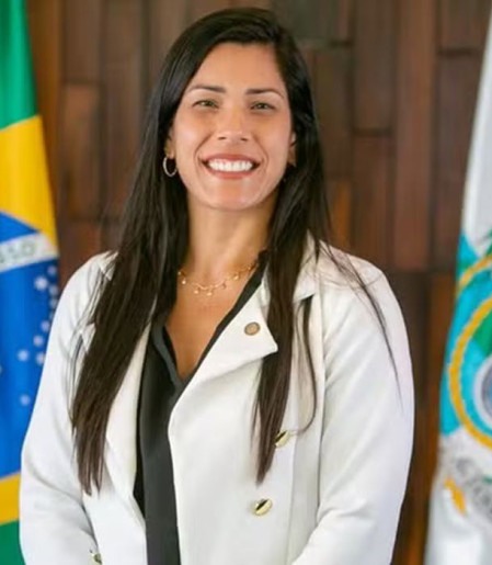 Justiça proíbe deputada de incentivar demissão de opositores