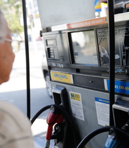 Governo prorroga por um mês subvenção de R$ 2,12 ao diesel