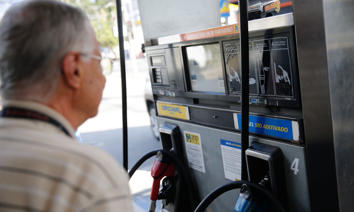Governo prorroga por um mês subvenção de R$ 2,12 ao diesel