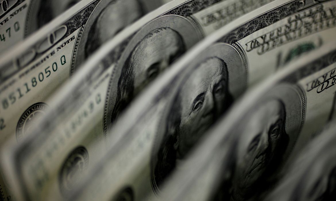 Ibovespa cai 2,68%, e dólar fecha em leve baixa a R$ 5,34
