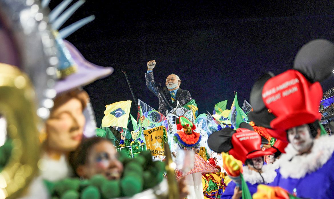 PGE: desfile de carnaval sobre Lula não foi propaganda antecipada