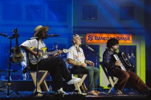 Jotapê, João Gomes e Mestrinho no palco: promessa de emoções