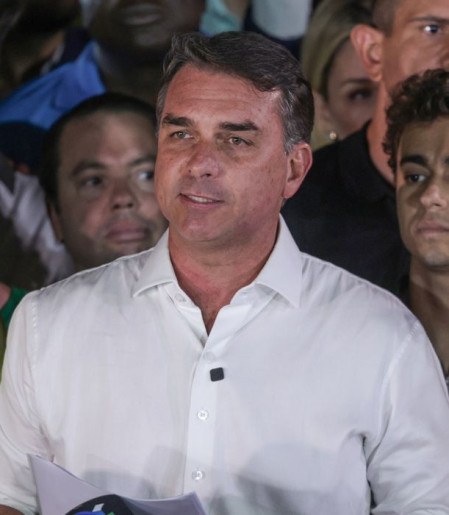 Em carta golpista, Flávio agradece Milei e Trump por apoio para fuga
