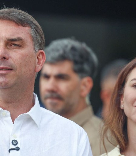 Avião com Flávio Bolsonaro e família segue para Miami