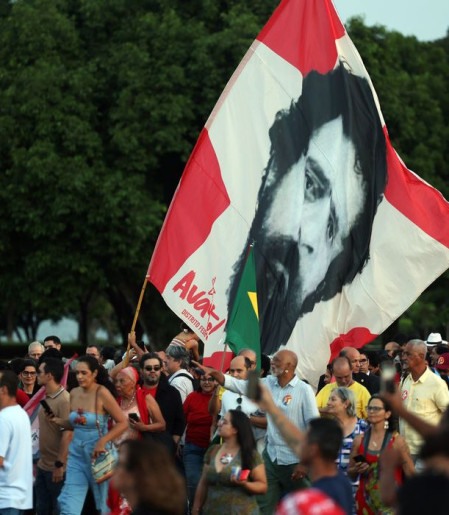 Lula e eleitores idosos se emocionam em festa de aniversário