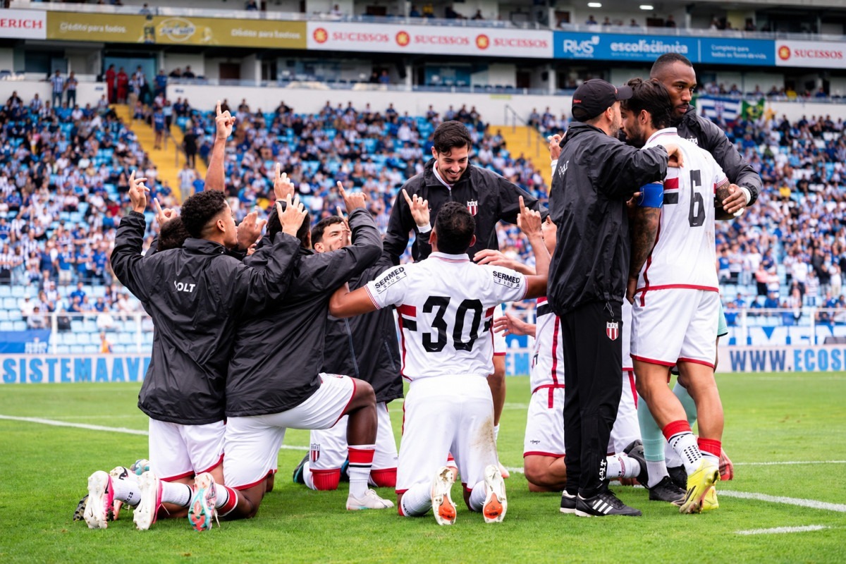 Elenco comemorou a permanência na série B em campo, após conquistar mais uma vitória