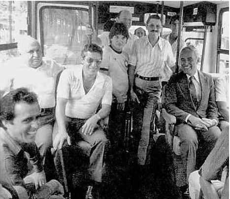CHIFRUDÃO - Viagem inaugural da primeira linha de trólebus a operar em Ribeirão, que operava a partir do Jardim Presidente Dutra até o Centro, no ano de 1982. Na foto, o prefeito Duarte Nogueira (de terno, à esquerda), que criou a Transerp. O sistema chegou a ter quase 80 quilômetros de cabeamento e perdurou até o final da década de 1990, sendo descontinuado. 