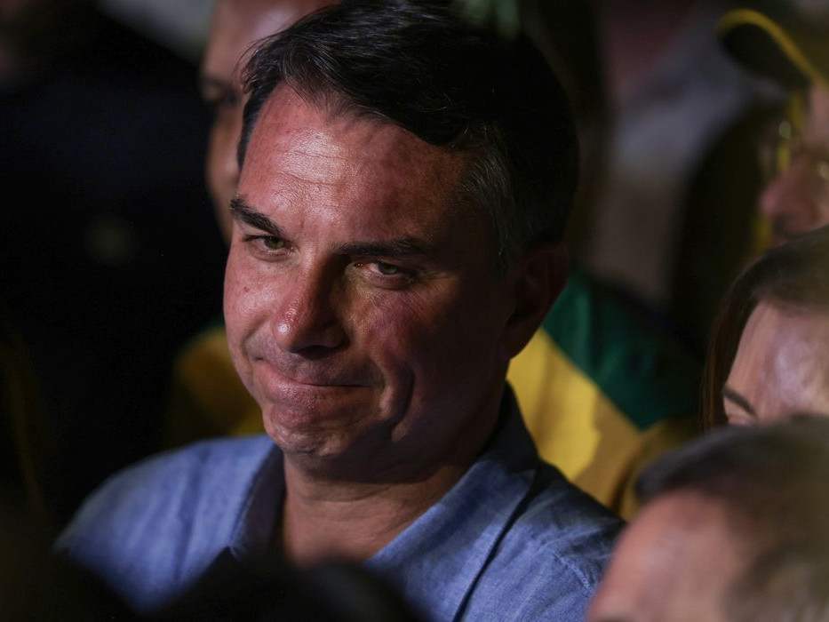 Fuga e carta golpista ampliam isolamento de Flávio Bolsonaro