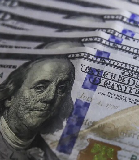 Dólar sobe 0,76% e fecha a R$ 5,39 em dia de cautela