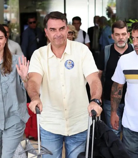 Ação Popular pede suspensão de salário do senador Flávio Bolsonaro